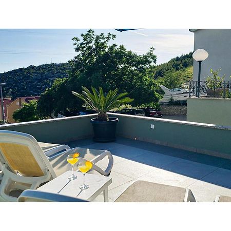 Amazing Apartment In Makarska With House Sea View Eksteriør bilde