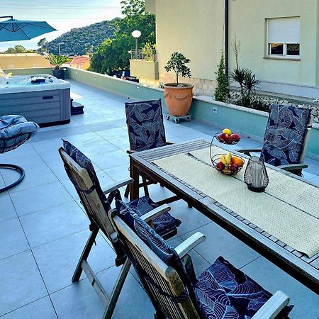 Amazing Apartment In Makarska With House Sea View Eksteriør bilde
