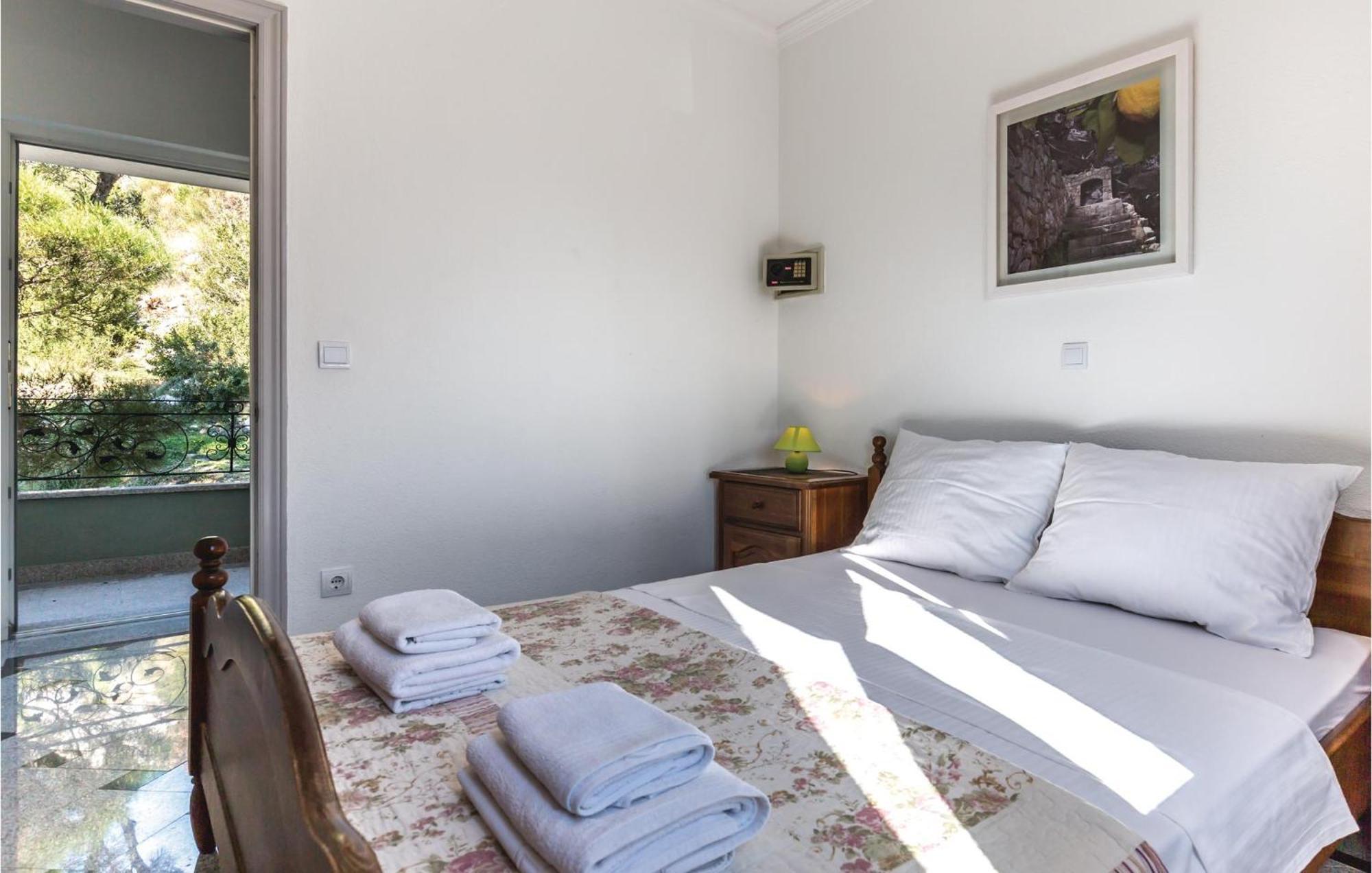 Amazing Apartment In Makarska With House Sea View Eksteriør bilde