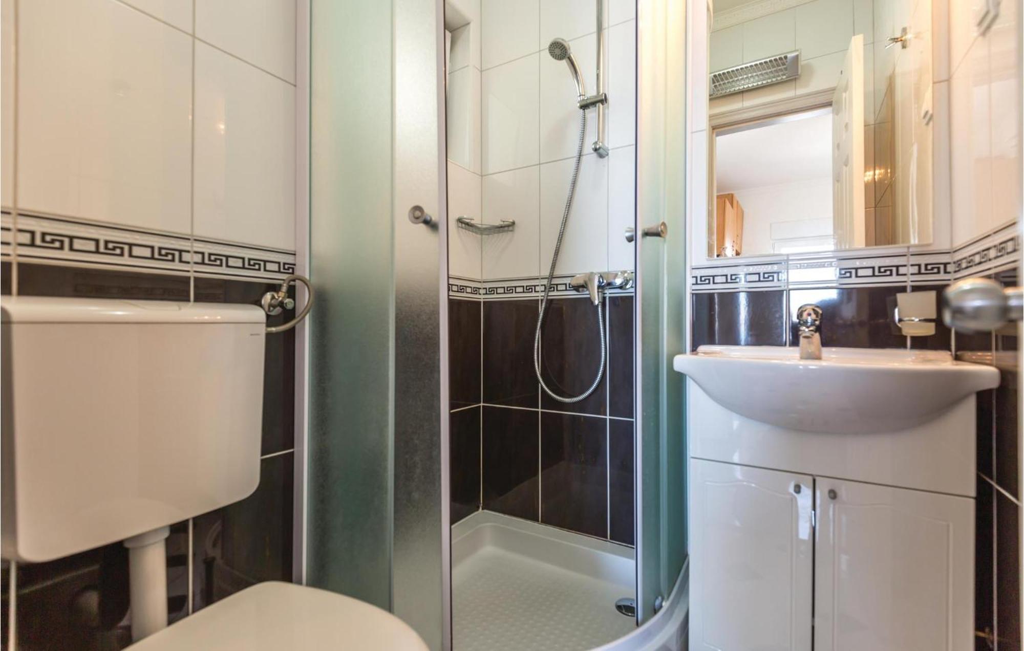 Amazing Apartment In Makarska With House Sea View Eksteriør bilde