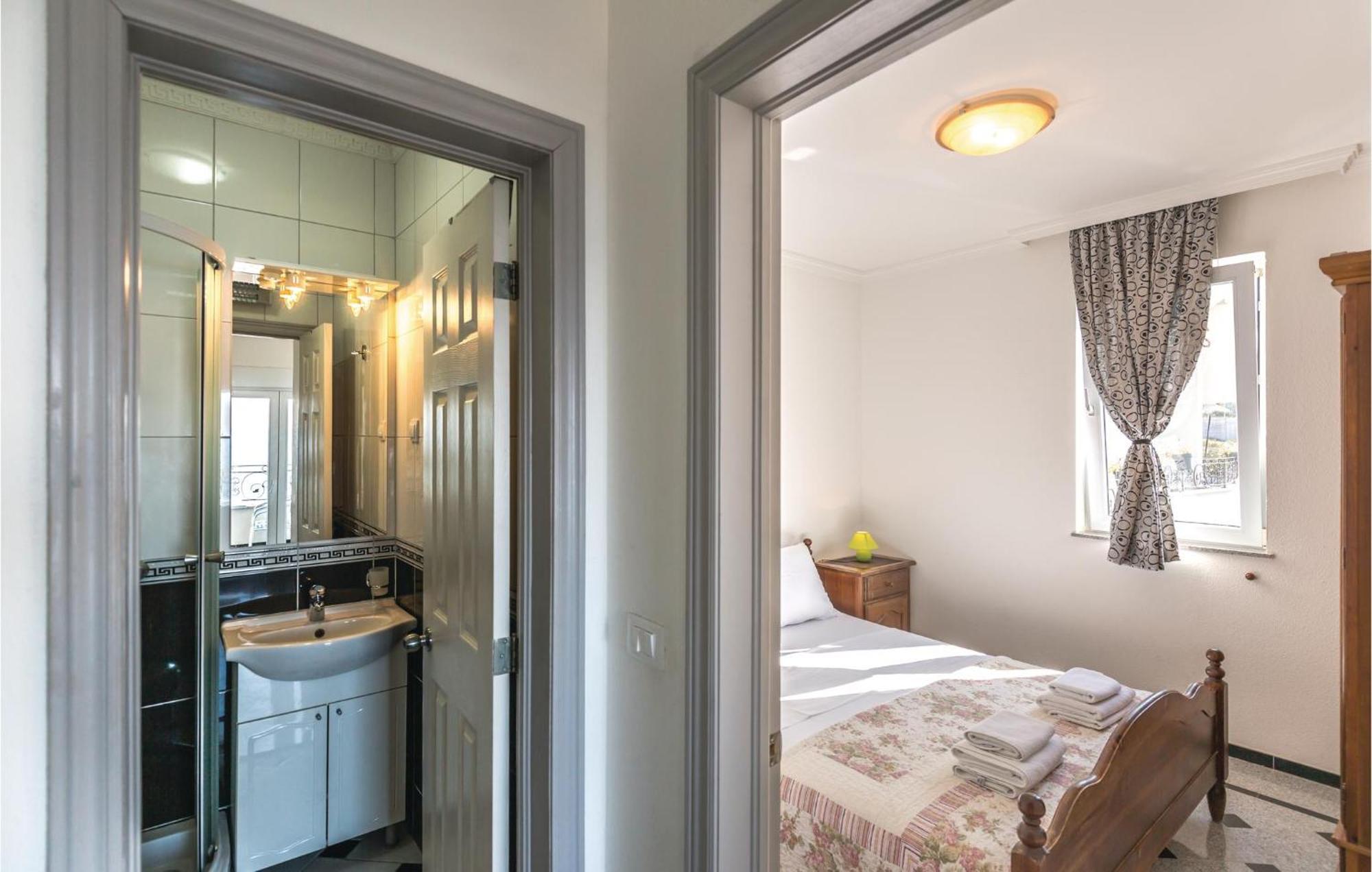 Amazing Apartment In Makarska With House Sea View Eksteriør bilde