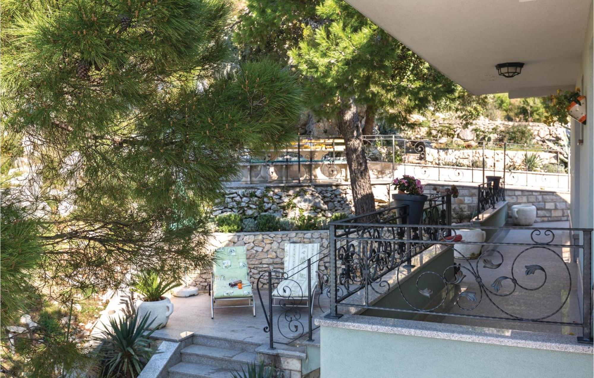 Amazing Apartment In Makarska With House Sea View Eksteriør bilde
