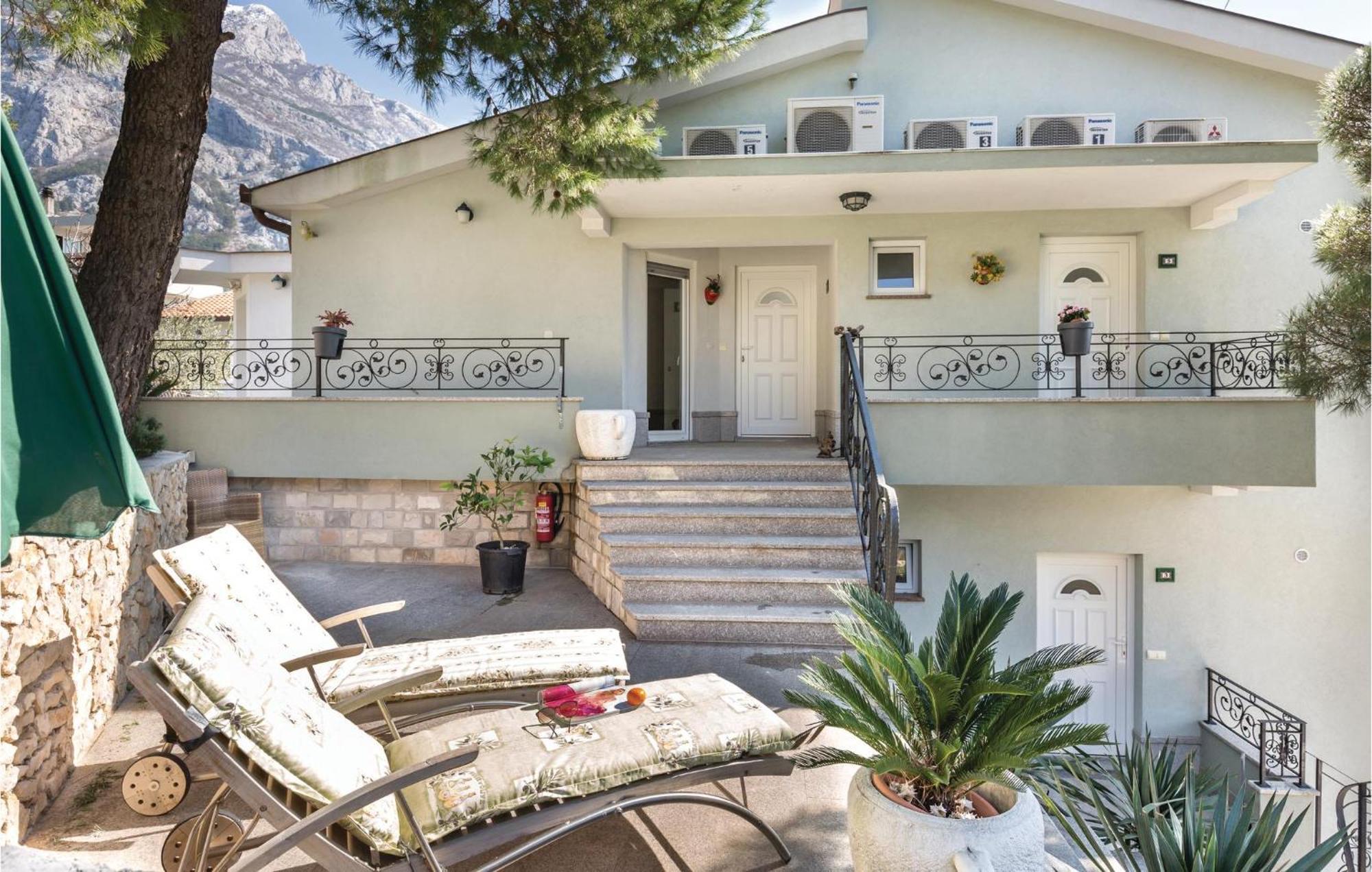 Amazing Apartment In Makarska With House Sea View Eksteriør bilde