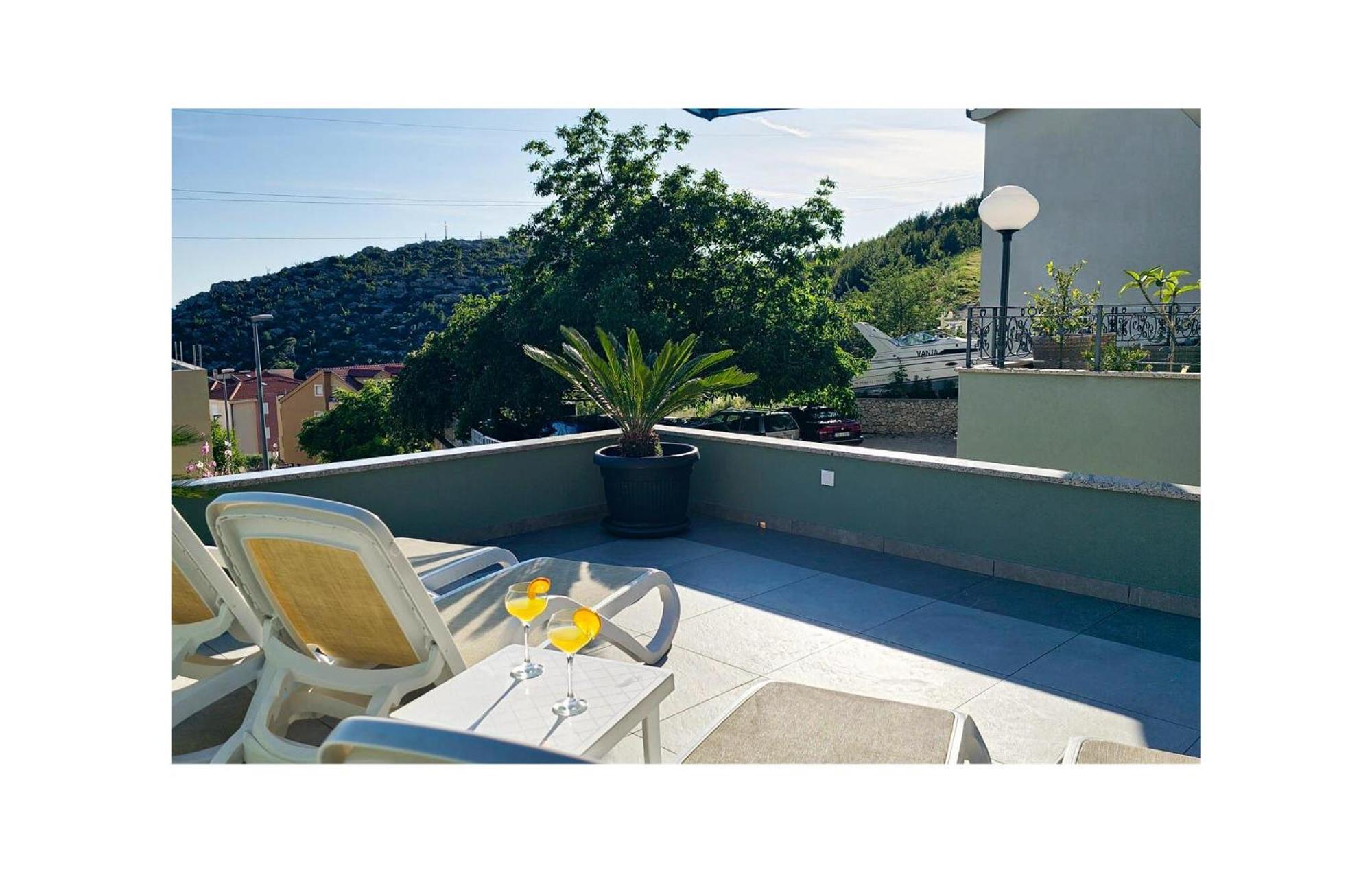 Amazing Apartment In Makarska With House Sea View Eksteriør bilde